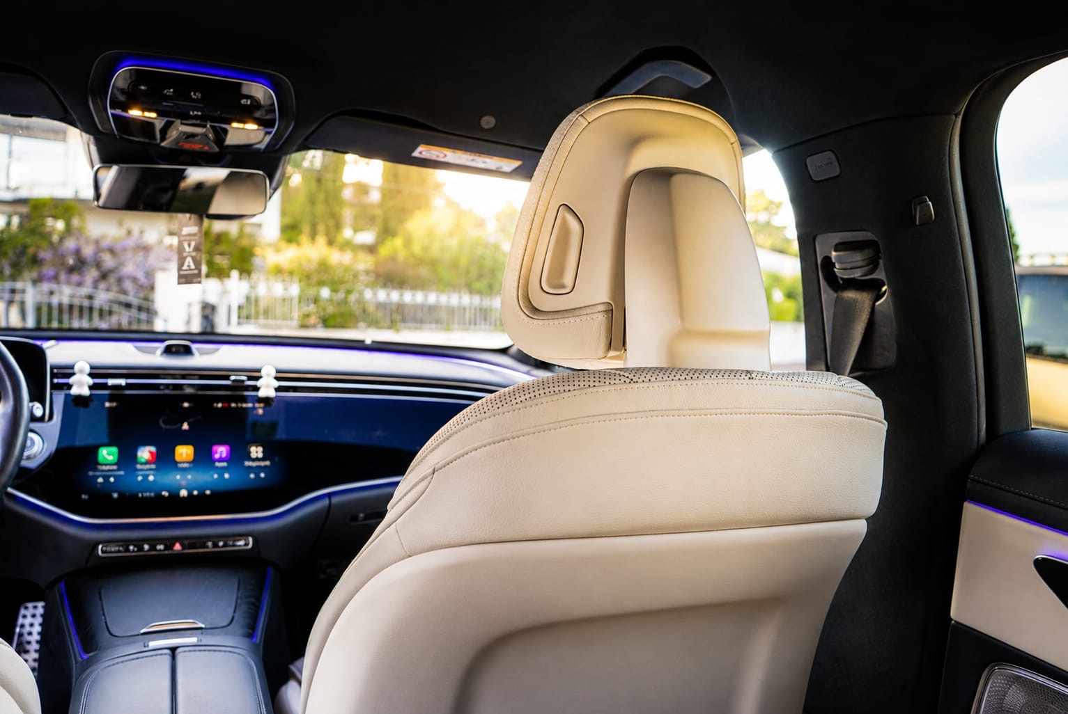 Intérieur Mercedes cuir beige avec écran MBUX et éclairage d'ambiance