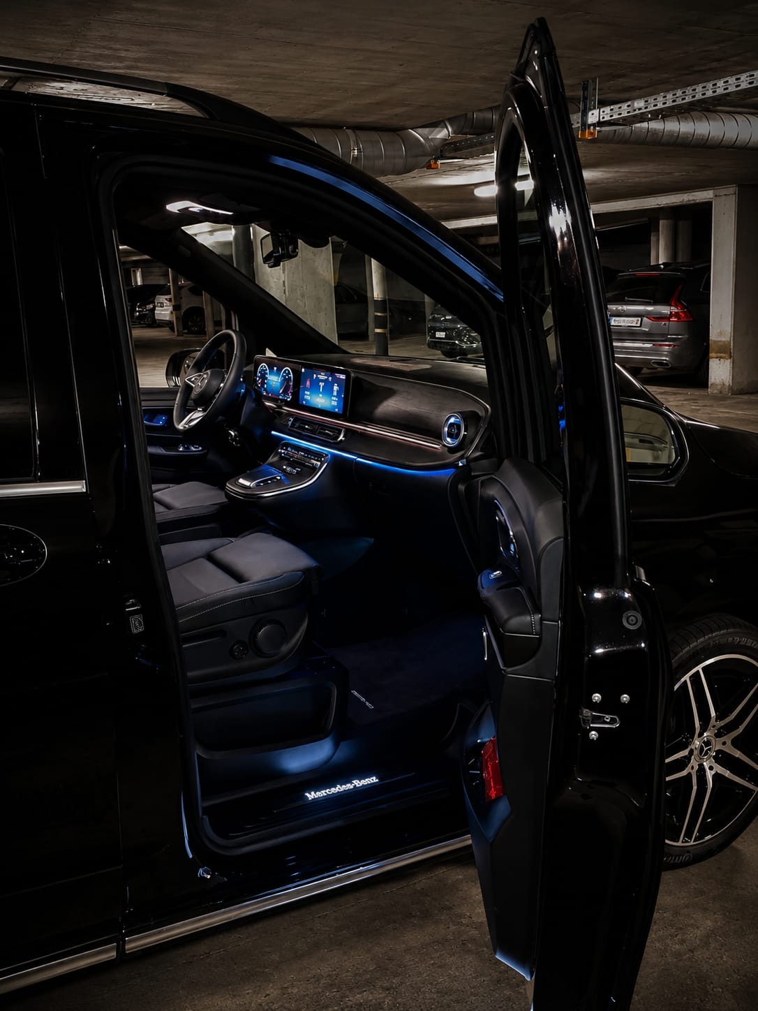 Cockpit Mercedes Classe V avec éclairage d'ambiance bleu