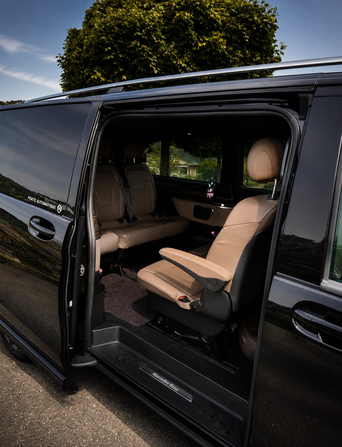 Intérieur Mercedes Classe V cuir beige avec vue sur le lac